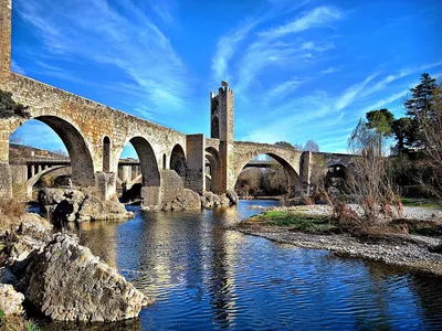 Знаменитый Средневековый Мост Бесалу Жирона Каталония Испания — стоковые  фотографии и другие картинки Арка - архитектурный элемент - iStock