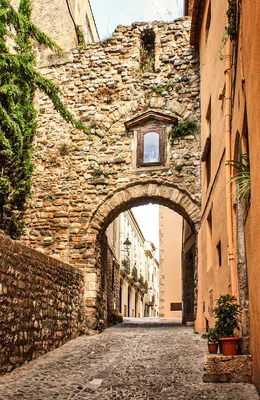 На улице средневекового испанского города Бесалу Редакционное Фото -  изображение насчитывающей история, красивейшее: 179936226