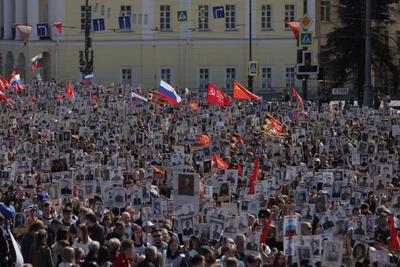 Как екатеринбуржцы участвовали в шествии «Бессмертного полка» - УралПолит.Ru