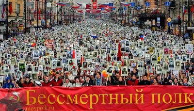 Десятки тысяч участников: шествие «Бессмертного полка» в Екатеринбурге  продолжалось больше часа - «Уральский рабочий»