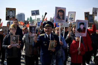 Новосибирцы провели акцию «Бессмертный полк» 8 мая - Новости Новосибирска -  om1.ru