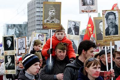 Общество - «Бессмертный полк» в Новосибирске: Дань уважения памяти предков  - Вести Новосибирск