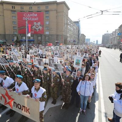 В этом году более 50 тысяч человек встали в колонну Бессмертного полка в  Новосибирске | Пикабу