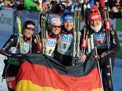 Сборная Германии выигрывает женскую эстафету на этапе Кубка мира по биатлону  в Антерсельве