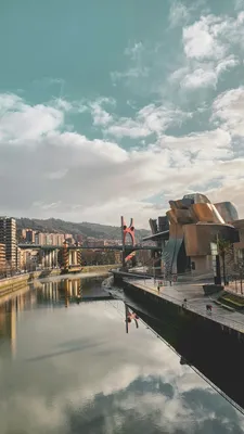 Музей Гуггенхайма в Бильбао - важная сокровищница современного искусства,  пример архитектуры деконструктивизма
