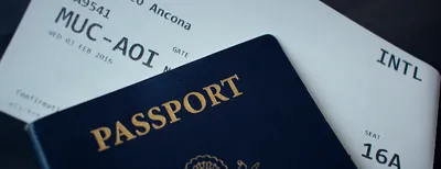 Билет на самолет и американский паспорт над темно-синим местом места  Стоковое Фото - изображение насчитывающей роскошь, пусто: 205691366