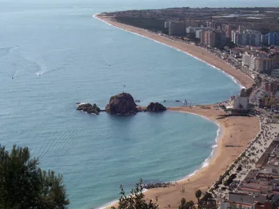 Пляж Бланеса Коста Brava, Каталония, Испания Стоковое Изображение -  изображение насчитывающей люди, урбанско: 72062485