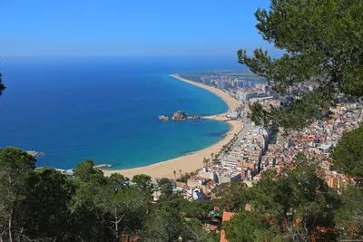 Пляж и прогулка, Бланес, Коста Brava, Каталония, Испания Стоковое Фото -  изображение насчитывающей каталония, каникулы: 112986000