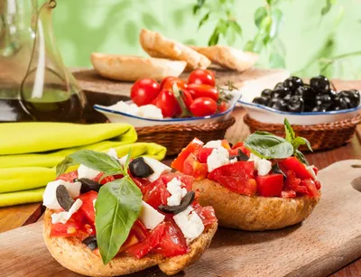 Традиционные блюда итальянской кухни Стоковое Фото - изображение  насчитывающей аппетитно, обед: 172628020