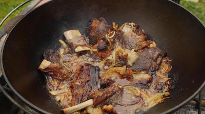 Готовим баранину в казане: как и сколько готовить по-узбекски, с овощами и  картошкой на огне?