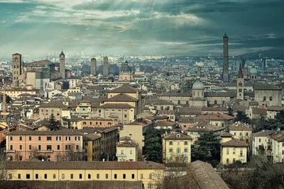 Болонья, Италия, знаменитая улицами с портиками с коллонадами Редакционное  Стоковое Изображение - изображение насчитывающей известно, улицы: 165759839