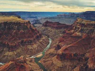 Через большой каньон колорадо, Аризона, США Стоковое Изображение -  изображение насчитывающей утес, аристочратов: 168242231