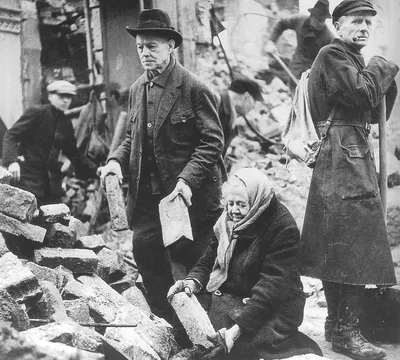 Бомбардировка Дрездена | \"Все было в огне\". Ровно 75 лет назад войска США и  Великобритании начали бомбить Дрезден. Город был почти полностью разрушен.  Эрнсту Хиршу тогда было 9... | By DW на русском | Facebook