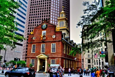Бостон, США - 3 июня: Перекрестные дороги исторической улицы Чарльза в  Бостоне на холме Бикон Редакционное Стоковое Изображение - изображение  насчитывающей городок, зодчества: 164488414