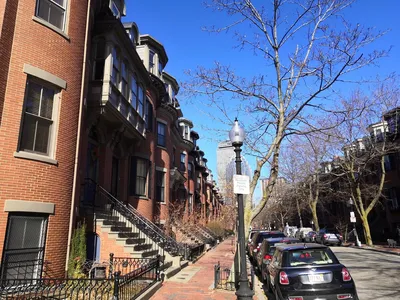 Улицы и высокие здания центра Бостона – Стоковое редакционное фото ©  frimufilms #340835204