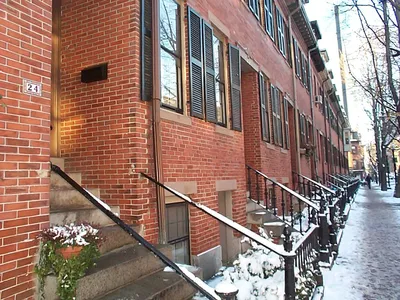 Типичная Улица В Районе Beacon Hill Бостона, Штат Массачусетс. Фотография,  картинки, изображения и сток-фотография без роялти. Image 63295559