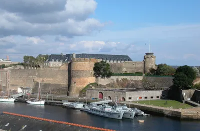Брестская крепость (Франция) — Википедия
