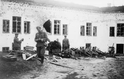 Немецкие солдаты во дворе Брестской крепости после ее взятия — военное фото