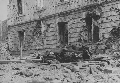 Трое немецких солдат у пулемета MG-34 в Цитадели Брестской крепости —  военное фото