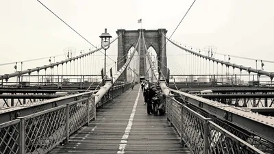 Бруклинский мост на Нью-Йорке в черно-белом стиле изображения Стоковое  Изображение - изображение насчитывающей брудера, черный: 63216823