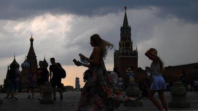 Видео Буря в Москве ураган срывал крыши, в Останкинскую башню попала молния