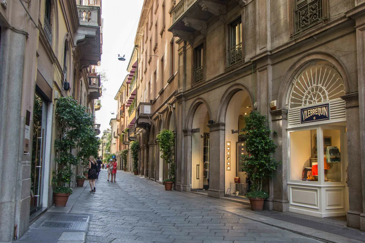 Via di milano. ВИА Монтенаполеоне. Улица Монтенаполеоне в Милане. Монтенаполеоне Италия улица.