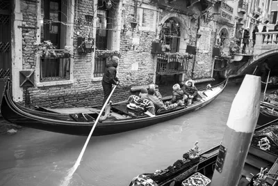 Черно-белый красивого канала в Венеции с селективным цветом на гондоле  Стоковое Фото - изображение насчитывающей романтично, старо: 70703692