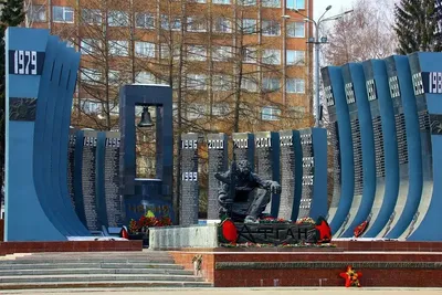 Возложение цветов к памятнику «Черный тюльпан» - Фоторепортажи -  Информационный портал Екатеринбурга