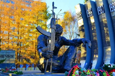 Монумент \"Блэк тюльпан\", Екатеринбург, Россия Редакционное Фото -  изображение насчитывающей черный, головка: 159352726