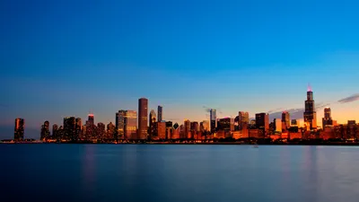 Скачать обои США, Небоскребы Чикаго, голубое небо, синяя вода на рабочий  стол из раздела картинок Города и страны