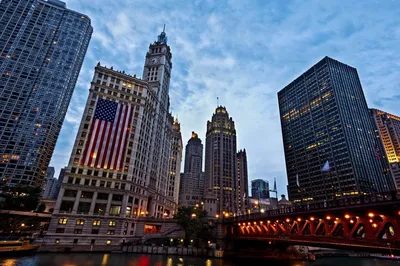 Обои на рабочий стол Вид на ночной ночные огни небоскребов Chicago,  Illinois, USA / Чикаго, Иллинойс, США, обои для рабочего стола, скачать  обои, обои бесплатно