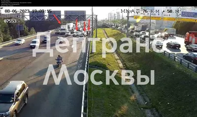 Два автомобиля столкнулись на внешней стороне 4 км МКАД в Москве - KP.RU