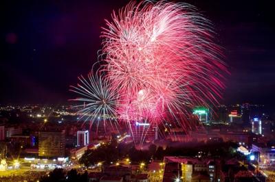 Фестиваль фейерверков в честь 129-летия Новосибирска: онлайн-трансляция  салюта на День города