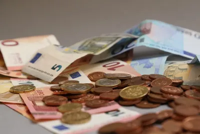Жителям Латвии придется доказывать происхождение наличных денег - KP.RU