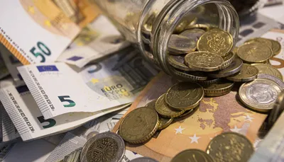 Минимальная зарплата в Латвии вырастет до 700 евро