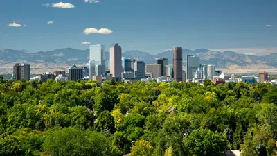 Skyline В Денвере В Штате Колорадо, США. Денвер Является Самым  Густонаселенным Городом В Штате Колорадо. Фотография, картинки, изображения  и сток-фотография без роялти. Image 47085701