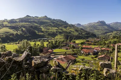В Испании продаётся заброшенная деревня. Недорого | Euronews