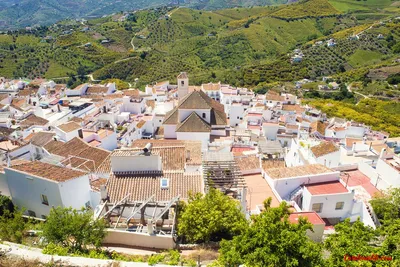 В Испании деревня продается по цене дома: есть церковь и бассейн