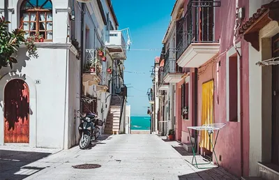 Красивые места Италии - красочной деревни Manarola в Cinque Стоковое  Изображение - изображение насчитывающей популярно, утесы: 75217581