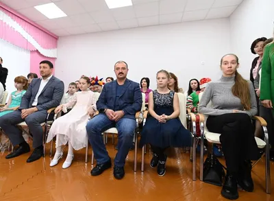 Александр Лукашенко посетил главную ёлку страны: кто сидел рядом с  президентом и какой подарок дети вручили