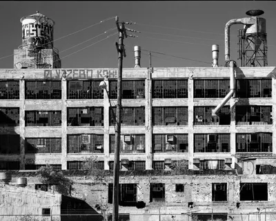 Детройт - был крупнейшим центром авто промышленности, ныне самый  неблагополучный город США, криминал, бандитизм, пустующие полуразрушенные  дома