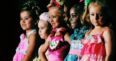 Ботокс и каблуки в 8 лет. Как проходят детские конкурсы красоты в США |  Онлайн-школа «Синергия» | Дзен