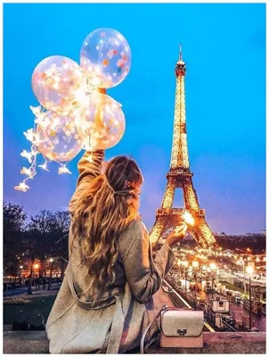 Фото Девушка смотрит на Эйфелеву башня, Париж / Paris, Франция / France