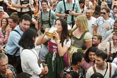 Молодая Женщина Где Подают Пиво Германии — стоковые фотографии и другие  картинки Пиво - Пиво, Женщины, Германия - iStock