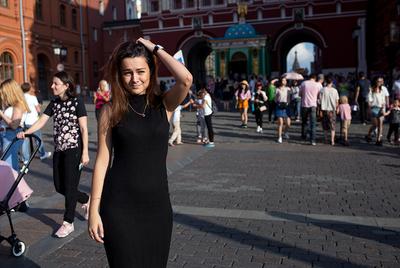 В Москве приезжие плюнули девушке в спину за отказ познакомиться | Пикабу