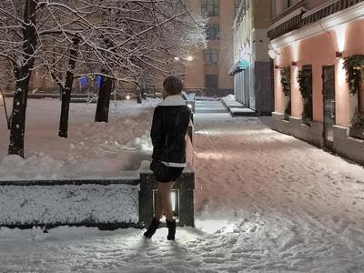 Красивая и стильный российская модель девушки зимой на улицах Москвы  Стоковое Изображение - изображение насчитывающей кавказско, снежок:  213677587