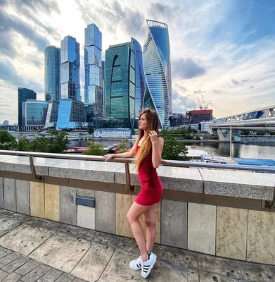 Летние девушки на улицах Москвы: долгожданные кадры без масок