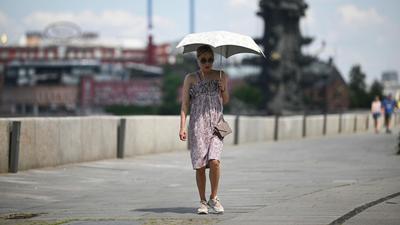 Снимок девушки в короткой юбке на заснеженной улице восхитил россиян -  Мослента
