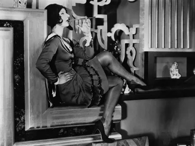 Красивая женщина в костюме в стиле Чикаго сидит на стуле Стоковое  Изображение - изображение насчитывающей шарм, гламур: 82240503