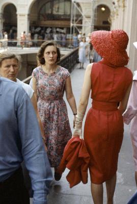 Dior models in the streets of Soviet Moscow, 1959 - Rare Historical Photos  | Fashion, European fashion, Casual day dresses